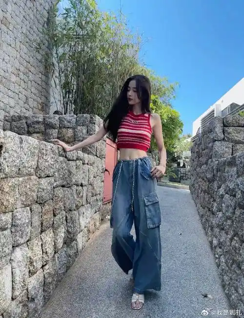 原创古力娜扎分享出游美照倾城容貌美如初恋大秀马甲线惹人爱