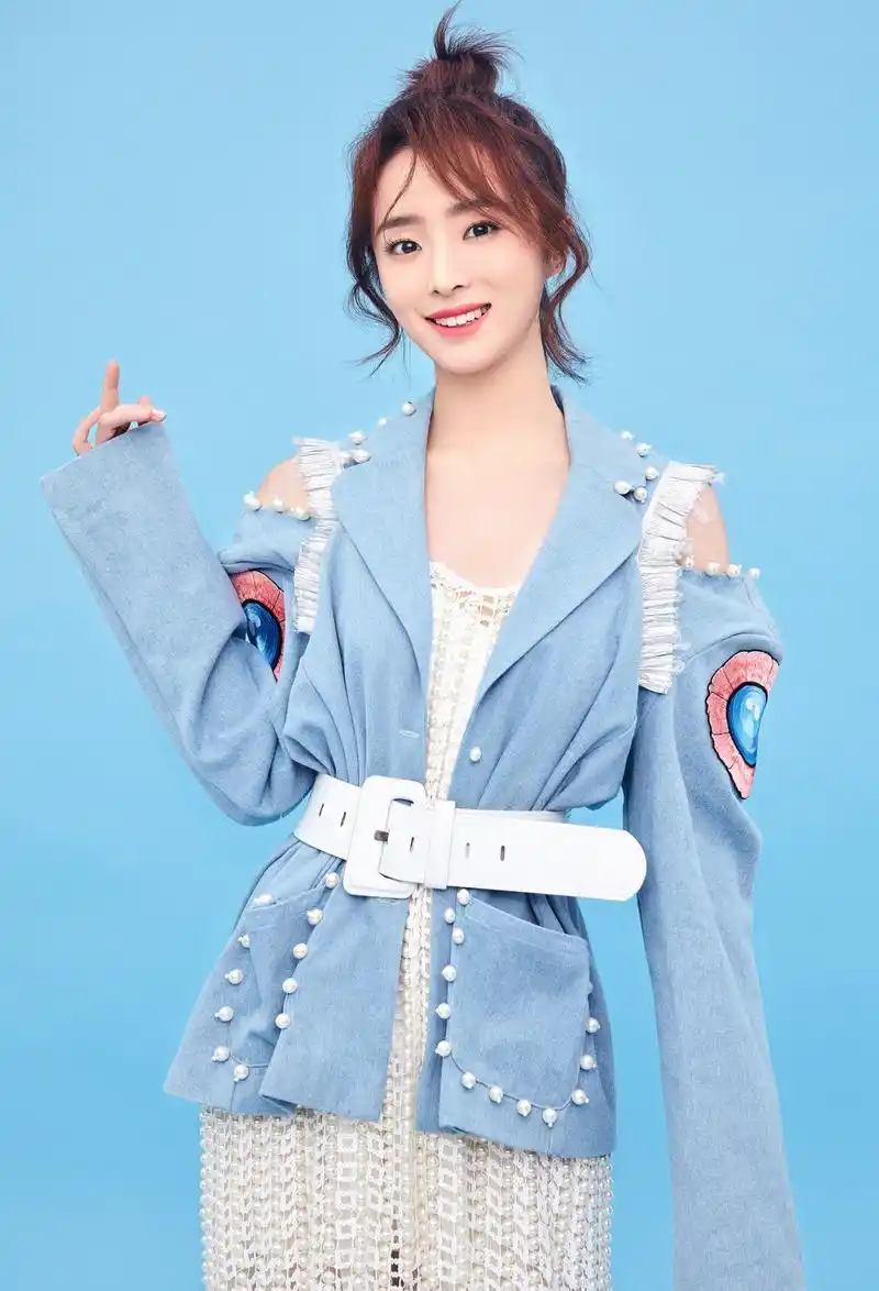 胡冰卿曝冰蓝系写真灵动俏皮风格百变