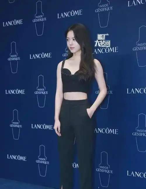 赵今麦化身冷面御女,纯黑造型展现腰肢,黑发披肩如瀑反差感强烈|吊带