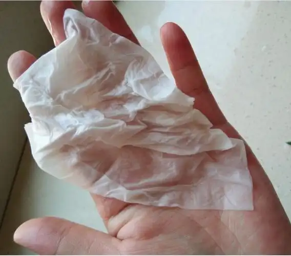 随意撕碎纸巾后,桌面上看不到纸屑.