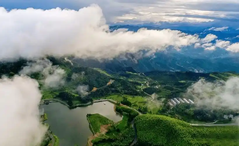 拥有国家4a级景区黄柏山国家森林公园等众多旅游资源.我市商城县上榜!
