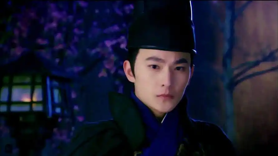 杨洋把偶像包袱焊在身上了?喝水摆姿势,睡觉耍帅,躺着还得吸腹