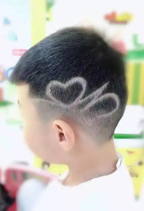 宝宝头上剃图案的发型 怎么剃可爱帅气的图案短发