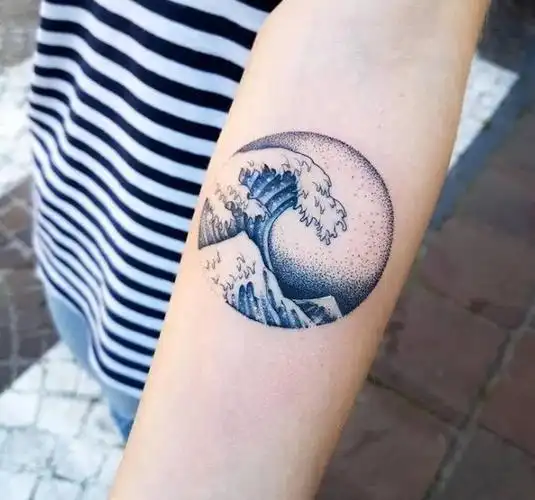 海浪纹身图案,喜欢就拿图來店试试吧~#小图纹身##日式纹身##传统纹身