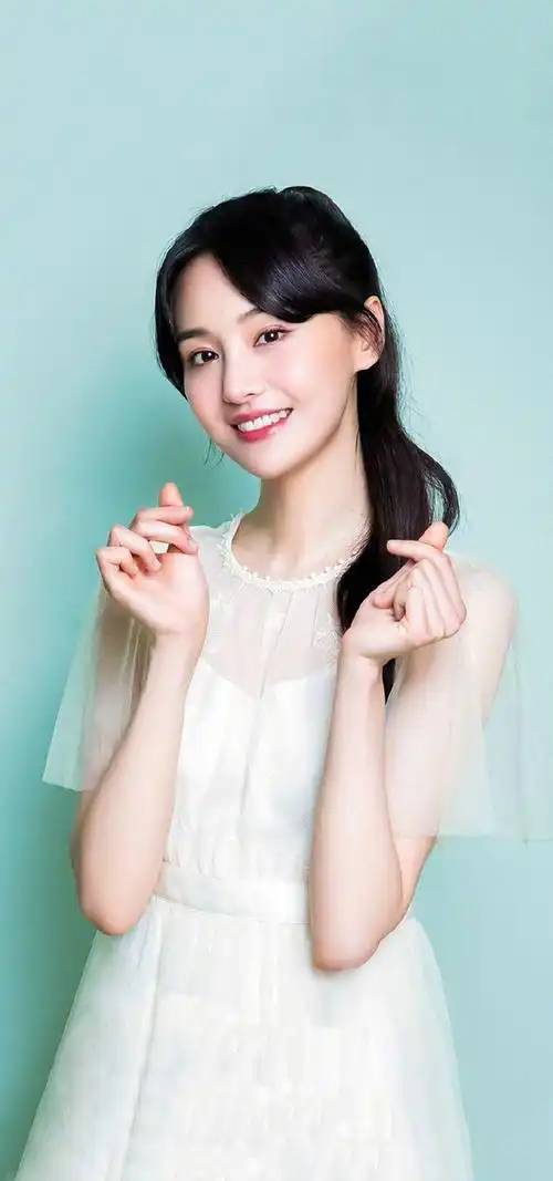 郑爽穿着一袭纱裙,看上去十分的漂亮和清纯了,网友们都