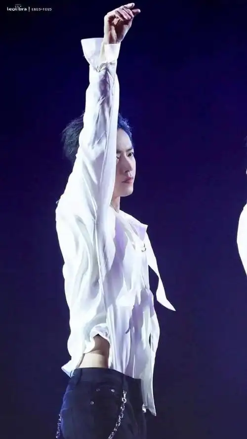 肖战很喜欢穿工装裤,或者把毛衣塞进裤腰里,可以想象他的腰有多细"