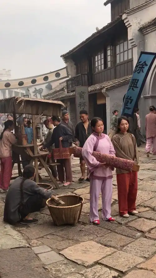 电视剧拍摄现场,没想到二十几个群众演员,竟走出了熙熙攘攘的感觉