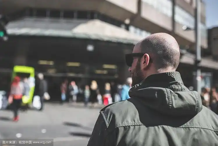 林荫道上的光头背影