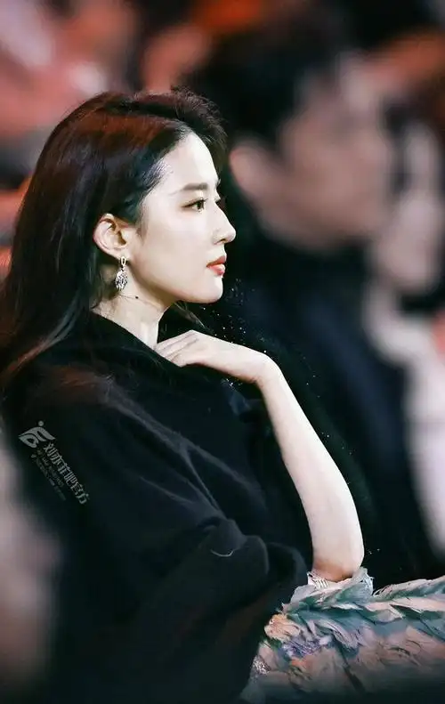 刘亦菲微博之夜真的好美,这次的造型也是很符合刘亦菲的气质啊.