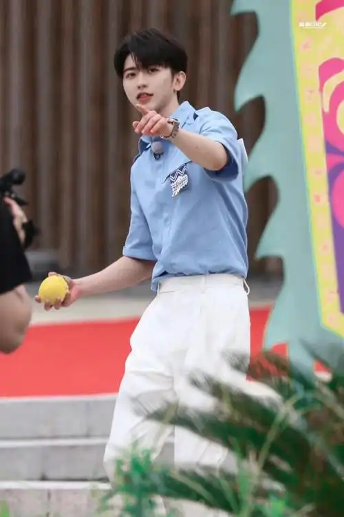 蔡徐坤奔跑吧录制路透~ 蓝色运动风蔡小葵,活力满满!_高清图集_新浪网