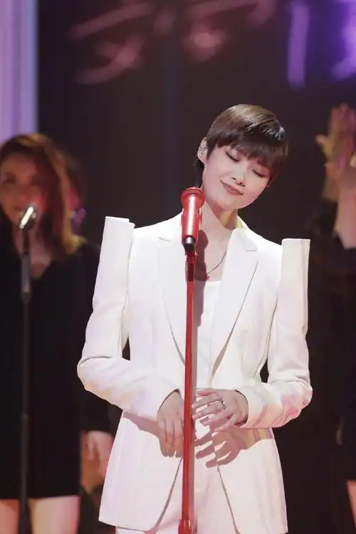 原创李宇春最新舞台造型一身立式垫肩白色西装干练帅气