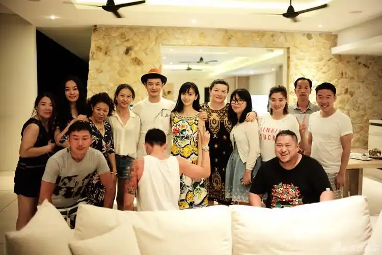 黄晓明全家福baby素颜出镜 似乎胖了些疑似有孕(图文)