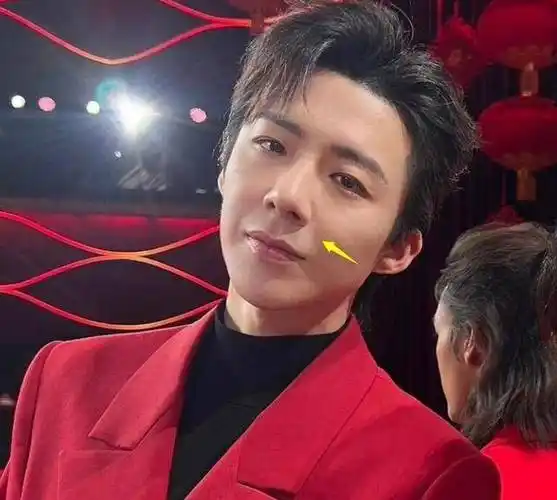 相比之下,大个子歌手刘宇宁后台的状态,就略显疲惫.