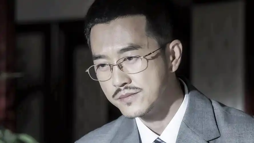 演员张帆# 这位戴眼镜的小叔叔你不要走,我有个阴谋诡计要跟你探桃换