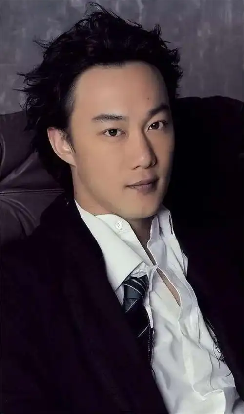 从照片中可以看出,陈奕迅的伤势恢复得相当不错.