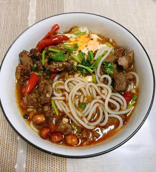 妈妈做的麻辣牛肉粉大骨汤粉清炖牛肉粉