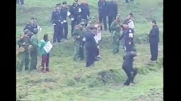 20多年前真实录像,国内枪毙死刑犯,围观群众人山人海_网易视频