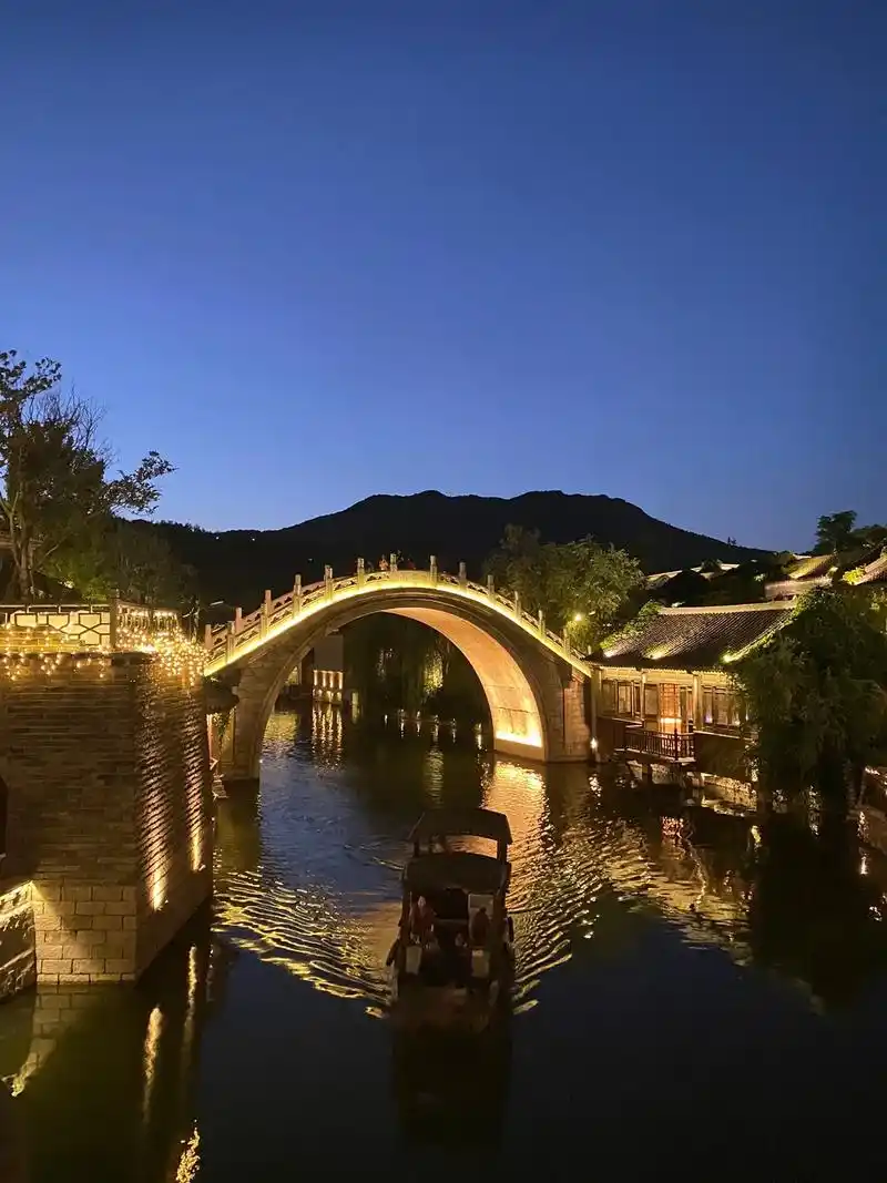 古北水镇.周末就来古北水镇吧,晚上也太漂亮了,还有大型无人机 - 抖音