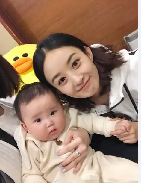 闺蜜李盼带宝宝沐沐探班赵丽颖,颖宝露出姨母笑引发热议!