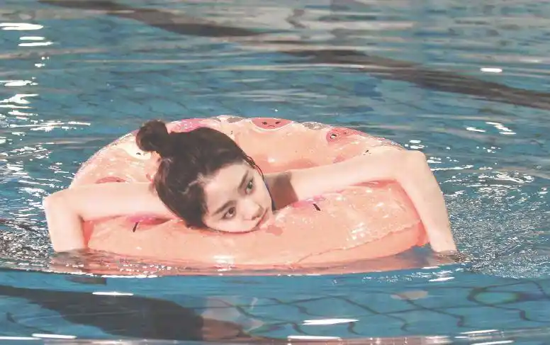 水中游泳被拍,看清她的"儿童穿搭"后,说17岁我都信_女明星_侵权_显得