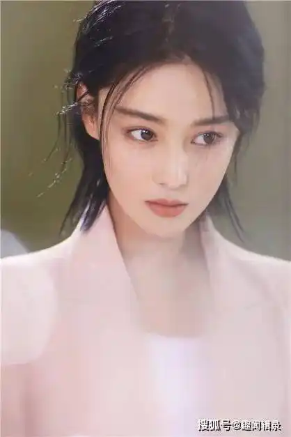 张馨予旧照曝光引热议:十年前"风尘味"背后的时代印记