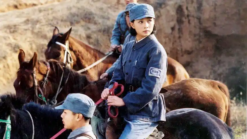 杨桃扮演者(同样是军装照,把宋轶周冬雨和殷桃放一起对比,差距就出来