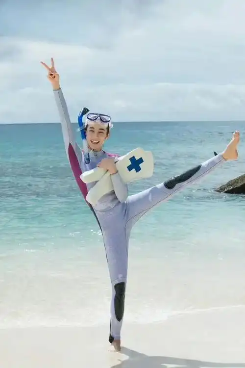 迪丽热巴展示泳衣,打破尺度界限,火辣诱惑全场!