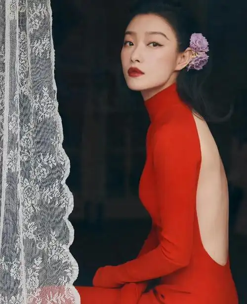 倪妮复古卷发造型,穿露背红裙冷艳妩媚,明艳动人!__财经头条