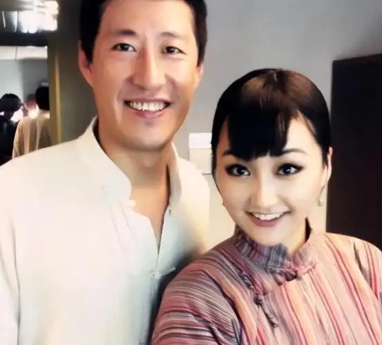 演员于震:与方柏霓离婚后,再娶小13岁娇妻,婚后生三子幸福美满