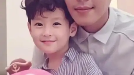 如果不是看到这张高清照真难相信张若昀的女儿那么可爱