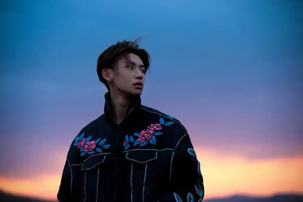 小鬼来到内蒙古怎么能不打卡几张绝美游客照呢,在蓝天白云下,红尘作