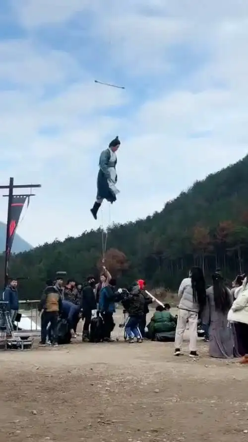 2男演员吊威亚好高,亲自上