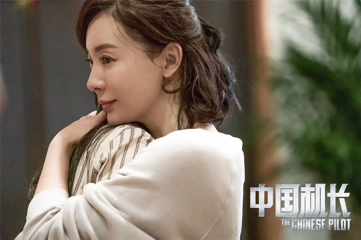 电影《中国机长》曝光一组女演员剧照,陈数在片中饰演机长(张涵予饰)