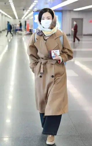 女明星时尚街拍穿搭,演绎冬装新潮搭配