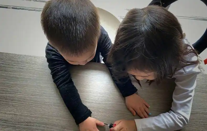 黄磊小儿子罕见出镜看见他出场方式后还是没能逃脱被姐姐掌控的命运