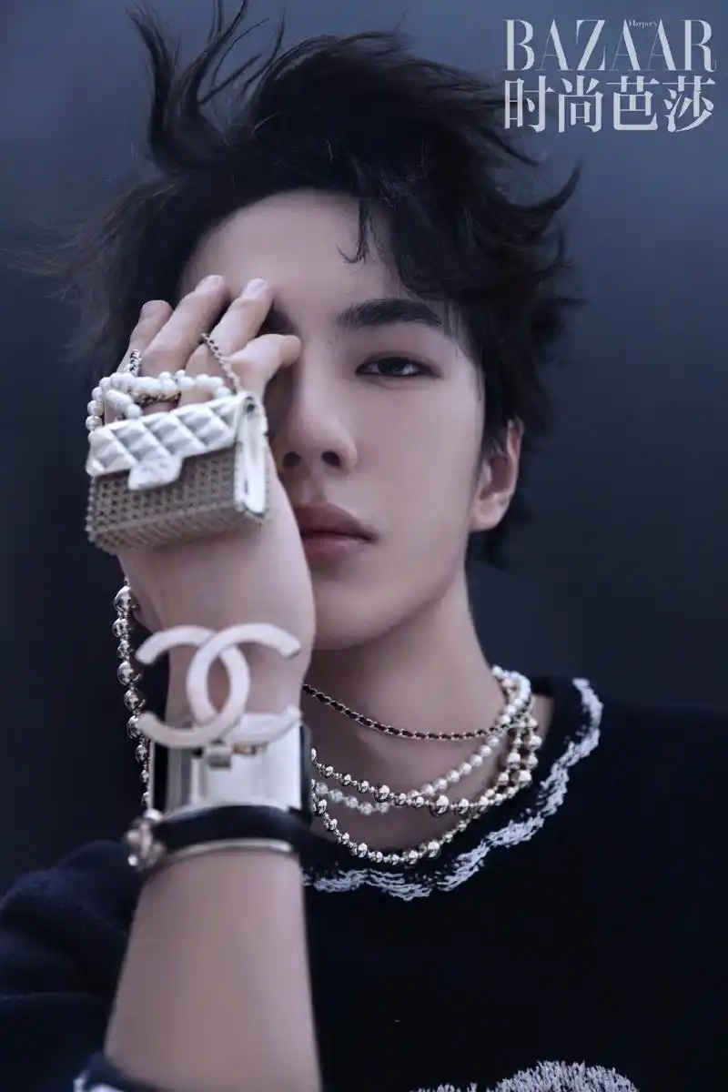 王一博新闻210209王一博时尚芭莎绝美封面大片释出只凭借美貌就让人