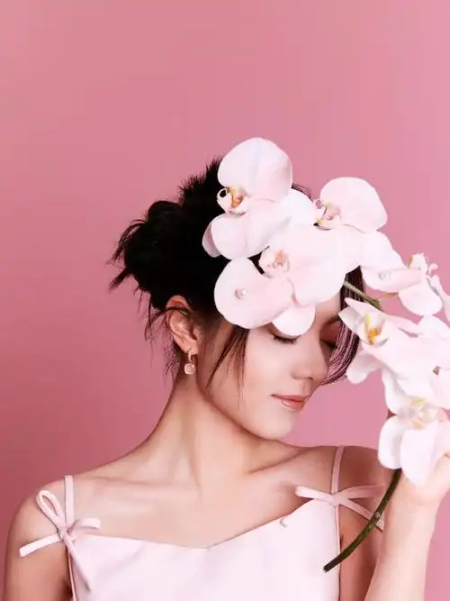 赵今麦粉嫩写真优雅十足