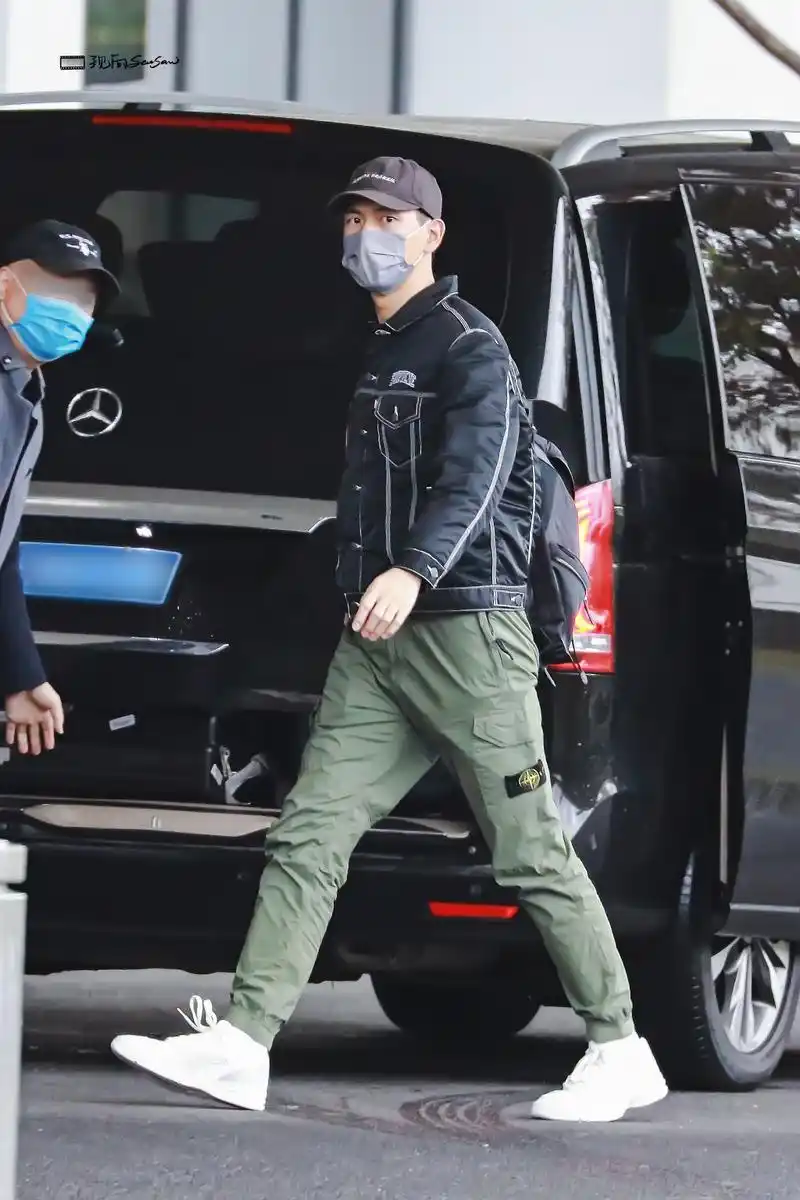 [消息]李现今日上海飞北京机场照分享 今日份现哥的帅气也收集完毕了!