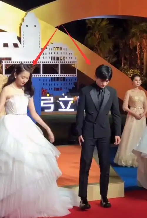 易烊千玺红毯变关晓彤"跟班",身高差成最大亮点,我没看错吧?