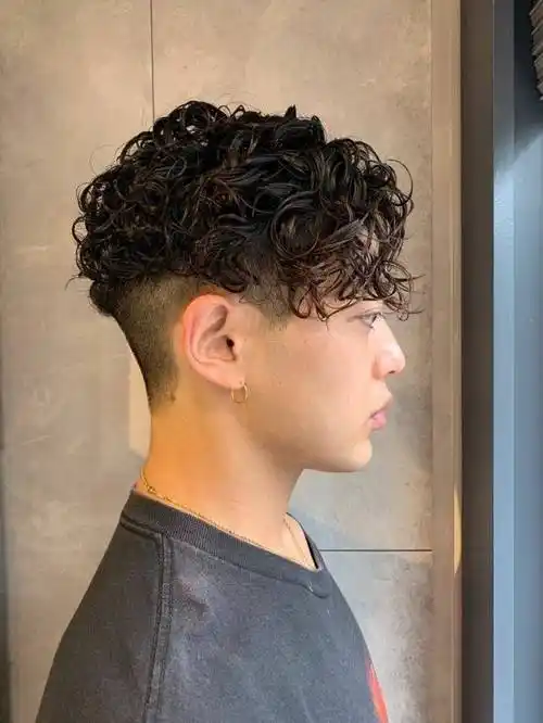 男士发型新风尚:两侧铲短,头顶锡纸烫,纹理烫与短寸头