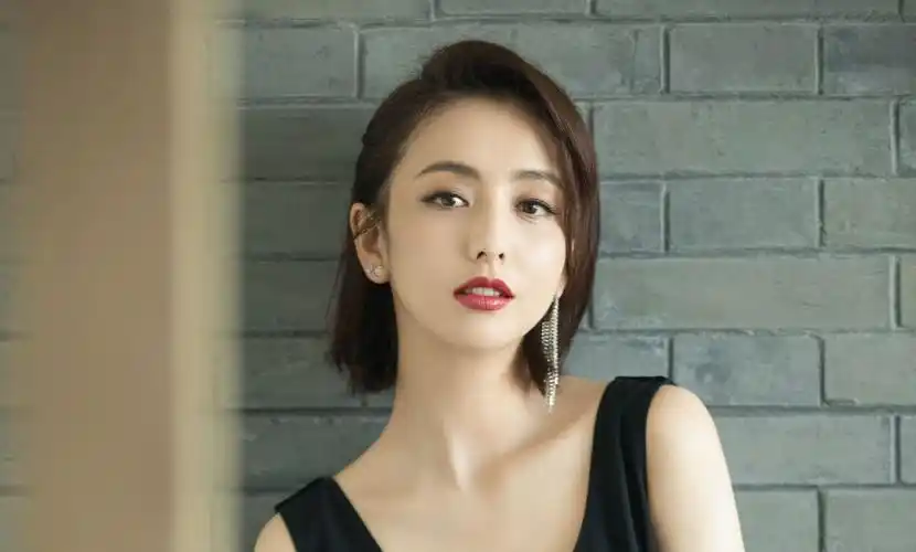 原创佟丽娅陈思诚一家三口泰国游玩8岁朵朵身高惊人俩人复合了吗