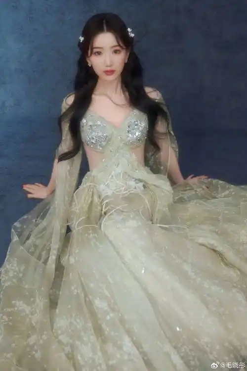 毛晓彤这脸蛋搭配国风真的好绝!