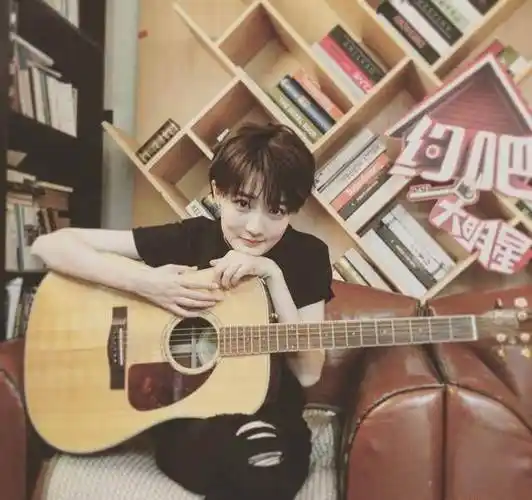 方脸的徐璐是怎么变成瓜子脸的,网友:就是剪了这款短发修饰的!