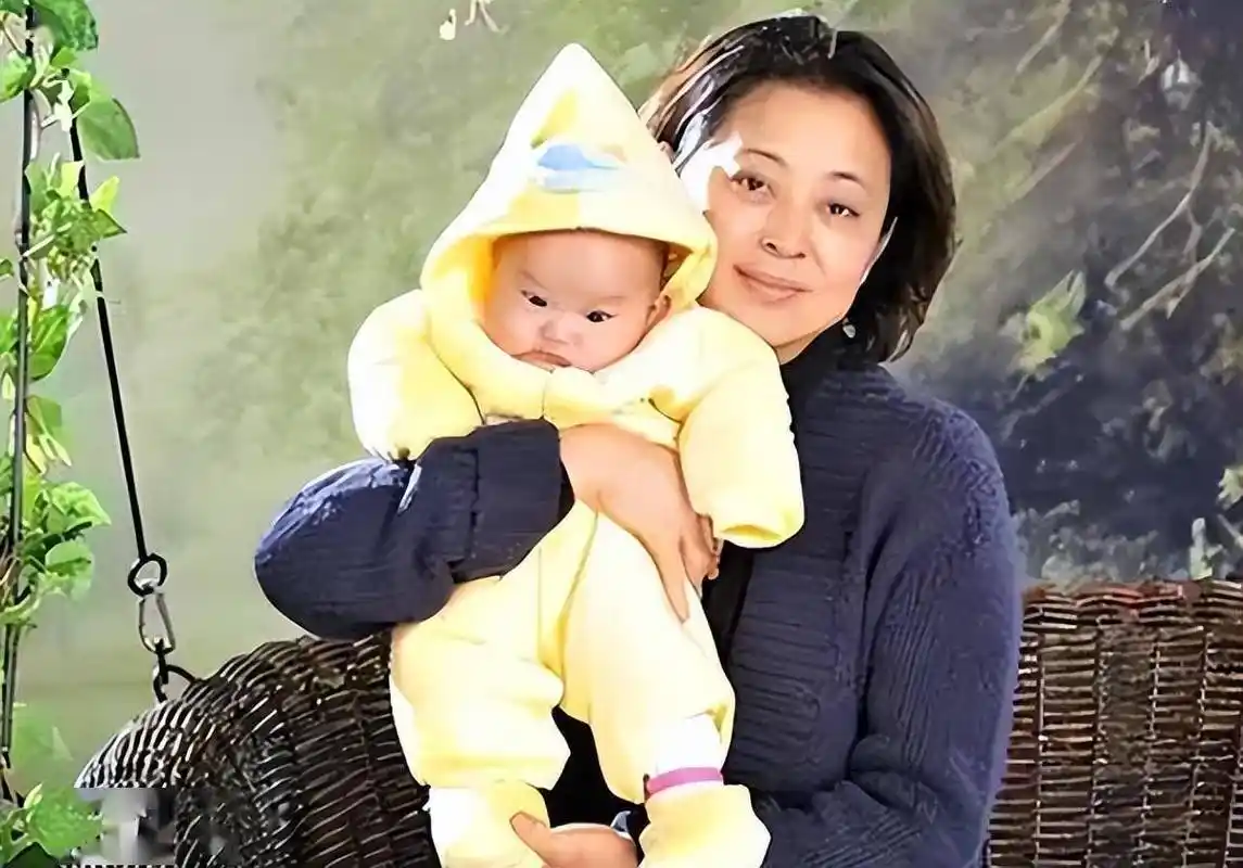 离婚之后倪萍一个人为了儿子的治疗到处奔波着,日子过得相当艰难.