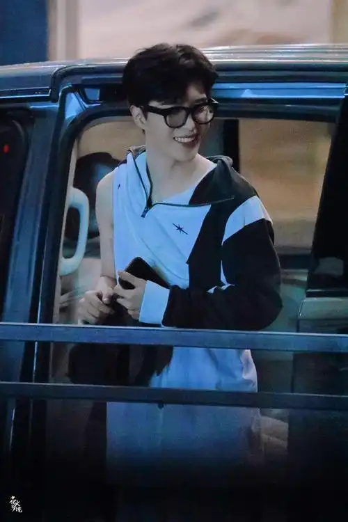 如玉山上行,光映照人——范丞丞笑容合集