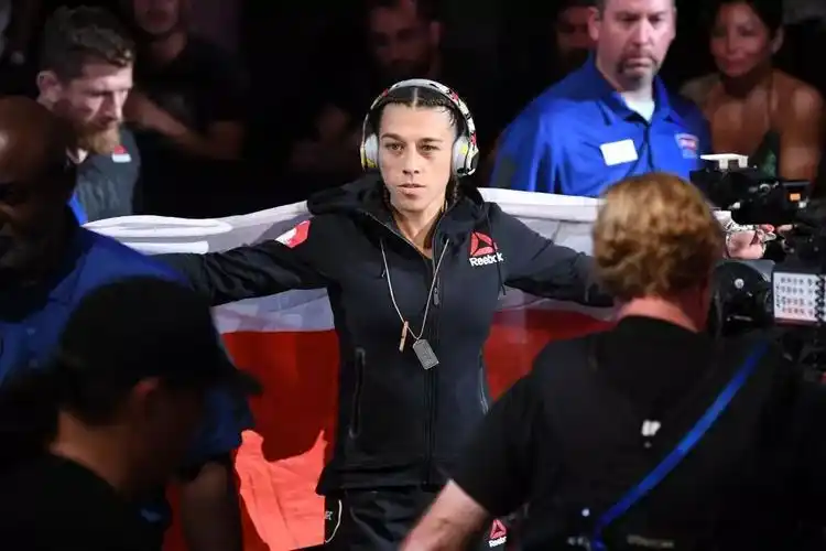 作为ufc史上第一位来自亚洲的冠军,张伟丽首场卫冕战,并没有让我们等