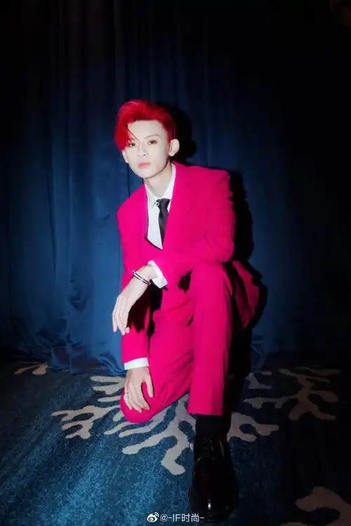 小鬼王琳凯今日造型,玫红西装与红发相得益彰,太个性啦～#小鬼王琳凯