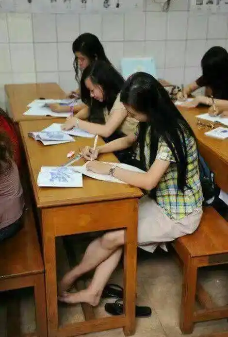 妹子大家都在上课你光着脚能好吗注意一下形象不觉得味大吗
