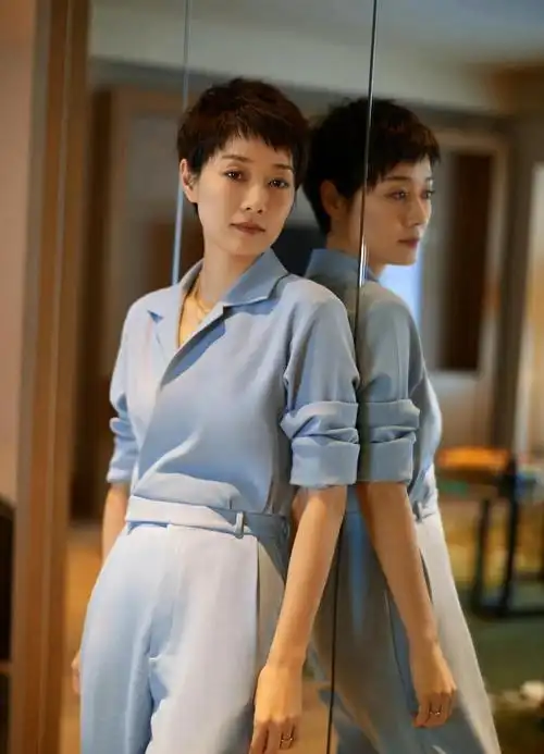 马伊琍的穿搭真时尚,身穿灰蓝色套装简约高级,配短发魅力十足