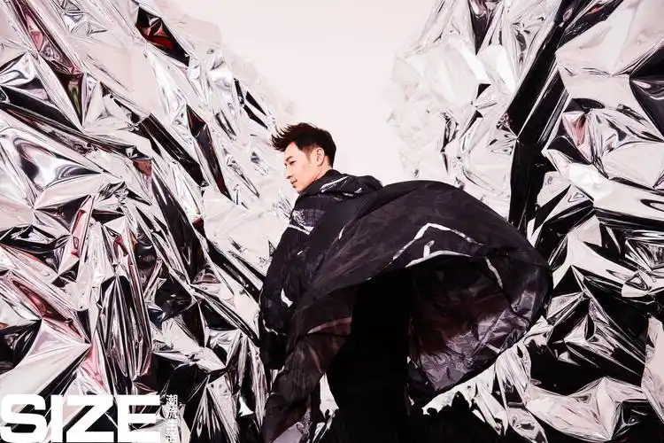 潘玮柏最新封面大片 撩人"眼神杀"演绎高级未来感